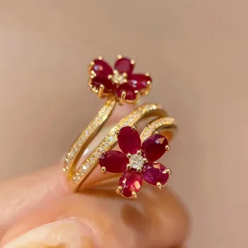 Изысканное кольцо с красным драгоценным камнем в стиле ретро с высококачественными цветами, женственность, инкрустированное кольцом с полностью просверленным отверстием на указательном пальце - Изображение 1  