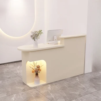 Небольшой столик для бара Arc Bar в кремовом стиле с подсветкой на стойке регистрации салона красоты - Изображение 1  